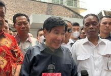 Kalah, PN Jakarta Selatan Eksekusi Rumah Guruh Soekarnoputra FOTO: Guruh Soekarnoputra (tengah) (Azhar/detikcom)