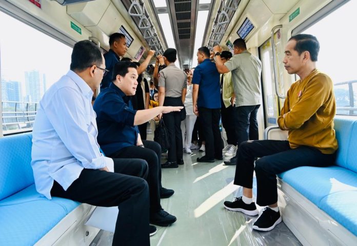 FOTO: Presiden Jokowi bersama Menteri BUMN Erick Thohir dan Menhub Budi Gunadi Sadikin saat menjajal LRT Jabodebek, Kamis (03/08/2023). (Foto: BPMI Setpres)