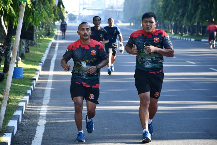 FOTO: Prajurit Petarung Batalyon Marinir Pertahanan Pangkalan (Yonmarhanlan) VI Makassar melaksanakan pembinaan fisik rutin circuit training di Lapangan Shuttle Run Mako Lantamal VI jalan Yos Soedarso No.308, Ujung Tanah, Kota Makassar. Kamis (03/08/2023).