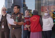 Tim Tabur Kejati Sulsel Tangkap Buronan Terpidana Kasus Kosmetik Kecantikan FOTO: Kasipenkum Kejati Sulsel, Soetarmi DH, SH,.MH saat memberikan keterangan persnya di Pelantaran kantor Kejati Sulsel, Km. 4 Jl. Urip Sumoharjo, Makassar. Kamis, (3/8/2023)