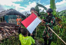 Satgas Yonif 122/Tombak Sakti Kibarkan Bendera Merah Putih Bersama Warga Perbatasan Papua FOTO: Satgas Yonif 122/Tombak Sakti Kibarkan Bendera Merah Putih Bersama Warga Perbatasan Papua di Kp. Kalimo, Distrik Waris, Kabupaten Keerom, Papua. Rabu, (2/08/23).