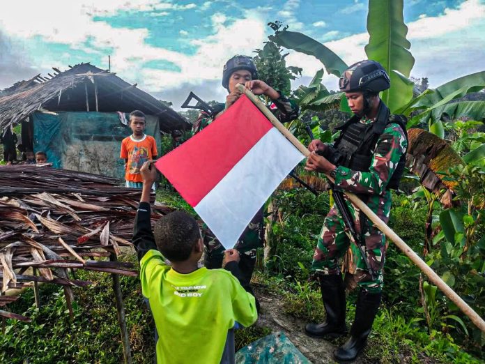 FOTO: Satgas Yonif 122/Tombak Sakti Kibarkan Bendera Merah Putih Bersama Warga Perbatasan Papua di Kp. Kalimo, Distrik Waris, Kabupaten Keerom, Papua. Rabu, (2/08/23).