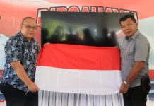 Dukung Gerakan Pembagian Bendera, Kajari Bulukumba Sumbang 100 Bendera Merah Putih FOTO: Kepala Kejaksaan Negeri Bulukumba (Kajari) Cahyadi Sabri, saat memberikan secara simbolis bendera merah putih ke Bupati Andi Muchtar Ali Yusuf di pendopo Rujab Bupati Bulukumba, Jumat 4 Agustus 2023.