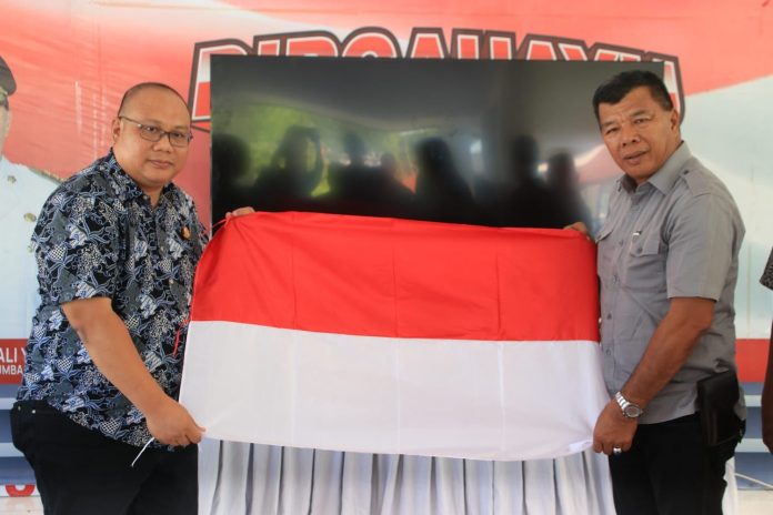 FOTO: Kepala Kejaksaan Negeri Bulukumba (Kajari) Cahyadi Sabri, saat memberikan secara simbolis bendera merah putih ke Bupati Andi Muchtar Ali Yusuf di pendopo Rujab Bupati Bulukumba, Jumat 4 Agustus 2023.