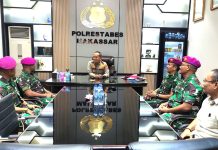 Jaga Soliditas, Danyonmarhanlan VI Silaturahmi Ke Polrestabes Makassar FOTO: Kombes Pol. Mokhamad Ngajib, Kapolrestabes Makassar, saat menerima kunjungan silahturahmi Pasiops Yonmarhanlan VI Kapten Marinir Umar Dale, Pasminlog Yonmarhanlan VI Kapten Marinir Lasmono dan PJS Pasi Intel Yonmarhanlan VI Letnan Satu Marinir Acep Hamdan. Jumat (4/8/2023).