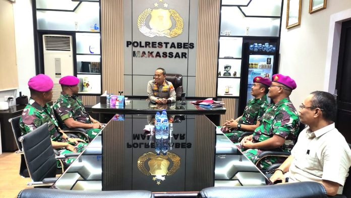 FOTO: Kombes Pol. Mokhamad Ngajib, Kapolrestabes Makassar, saat menerima kunjungan silahturahmi Pasiops Yonmarhanlan VI Kapten Marinir Umar Dale, Pasminlog Yonmarhanlan VI Kapten Marinir Lasmono dan PJS Pasi Intel Yonmarhanlan VI Letnan Satu Marinir Acep Hamdan. Jumat (4/8/2023).