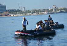 Pantaiku Bersih, Lautku Indah, Marinir Makassar Bersihkan Pantai Losari FOTO: Prajurit petarung Batalyon Marinir Pertahanan Pangkalan (Yonmarhanlan) VI Makassar melaksanakan aksi bersih pantai dalam rangka menyambut HUT Kemerdekaan RI ke-78 dan Hari Jadi Provinsi Sulawesi Selatan yang ke-354 di Anjungan Pantai Losari dan Centre Point Of Indonesia (CPI) Kota Makassar. Sabtu (05/08/2023).