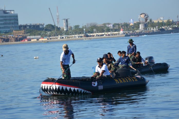 FOTO: Prajurit petarung Batalyon Marinir Pertahanan Pangkalan (Yonmarhanlan) VI Makassar melaksanakan aksi bersih pantai dalam rangka menyambut HUT Kemerdekaan RI ke-78 dan Hari Jadi Provinsi Sulawesi Selatan yang ke-354 di Anjungan Pantai Losari dan Centre Point Of Indonesia (CPI) Kota Makassar. Sabtu (05/08/2023).