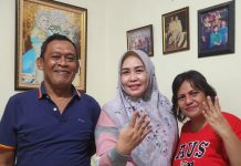 Ke Manggala, Caleg Partai Golkar Ratna Raki Bergerilya Meraih Elektoral FOTO: Ratna Raki (Tengah) Caleg Dapil 4 Makassar saat menemui sahabatnya Erni Lopis di Kecamatan Manggala