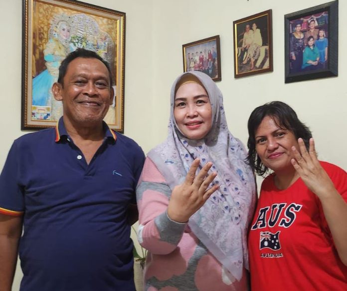 FOTO: Ratna Raki (Tengah) Caleg Dapil 4 Makassar saat menemui sahabatnya Erni Lopis di Kecamatan Manggala