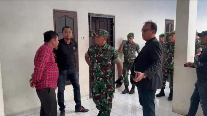 FOTO: Penampakan puluhan personel TNI dari Kodam I Bukit Barisan mendatangi Sat Reskrim Polrestabes Medan. Mereka datang diduga mendesak Polisi membebaskan tersangka yang sudah ditangkap, Sabtu (5/8/2023). (Properti tribunmedan)