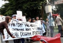 BBHAR Resmi Laporkan Kader HMI ke Polda Metro Jaya Buntu dari Pembakaran Bendera PDIP FOTO: Sejumlah kader Himpunan Mahasiswa Islam (HM) membakar bendera PDIP di Jalan Cikini Raya, Menteng, Jakarta Pusat. Jumat (5/8/2023).