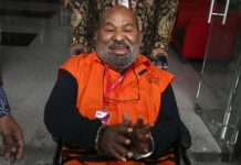 Sering Kencing Celana, 20 Tahanan Surati KPK, Minta Lukas Enembe Dirawat di Rumah Sakit FOTO: Gubernur Papua nonaktif Lukas Enembe menuju mobil tahanan di Gedung Merah Putih KPK, Jakarta, Jumat (27/1/2023). Foto: ANTARA FOTO/Rivan Awal Lingga