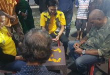 Semarak HUT RI Ke 78, APPI Buka Lomba Domino Anlos 2023, Donald: Pak Ketua Beri Hadiah Rp5 Juta FOTO: Donald Napang (Tengah) saat mendampingi Ketua DPD Partai Golkar Makassar Munafri Arifuddin dalam pembukaan lomba domino Anlos 2023. Sabtu malam (5/8/2023)