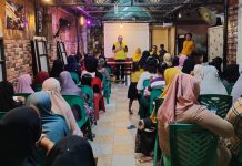 Kunjungi Posko Ibu Ijah, APPI: Luar Biasa ini, Timnya Mayoritas Perempuan FOTO: Munafri Arifuddin, Hadijah Hafid dan Ali Gauli Arief di posko pemenangan 'Ibu Ijah' Minggu (6/8/2023)