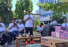 Penyerahan Hadiah Jalan Sehat Anti Mager KONI Sulsel Berlangsung Jenaka FOTO: Ketua KONI Sulsel, HM Yasir Mahmud, SE saat melakukan pembagian hadiah 'Jalan Sehat Anti Mager' di pelantaran KONI Sulsel. Minggu (6/8/2023)