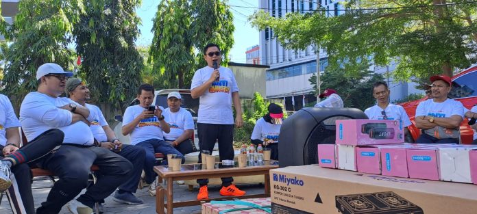 FOTO: Ketua KONI Sulsel, HM Yasir Mahmud, SE saat melakukan pembagian hadiah 'Jalan Sehat Anti Mager' di pelantaran KONI Sulsel. Minggu (6/8/2023)