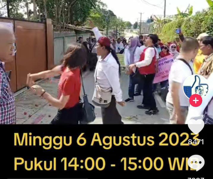 FOTO: Tangkap layar saat pria berambut panjang bertopi merah memberi Aba-aba nya melempar rumah Rocky Gerung di Bojong Koneng Babakan Madang Sentul Bogor, Jawa Barat. Minggu siang (6/8/2023).