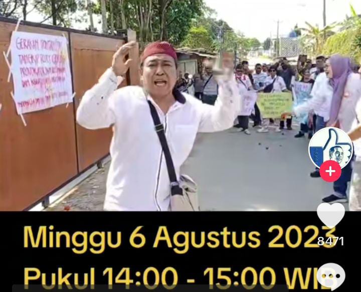 FOTO: Tangkap layar saat pria berambut panjang bertopi merah memberi Aba-aba nya melempar rumah Rocky Gerung di Bojong Koneng Babakan Madang Sentul Bogor, Jawa Barat. Minggu siang (6/8/2023).