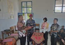 Bina Kedisiplinan, Prajurit Yonmarhanlan Vl Latih Siswa-Siswi SMK Negeri 3 Kepulauan Selayar FOTO: Prajurit Petarung Yonmarhanlan Vl yang bertugas di Pos TNI AL (Posal) Selayar Koptu Marinir Andi Armin memberikan pembekalan kedisiplinan kepada taruna dan taruni SMK Negeri 3 yang dilaksanakan di lapangan sekolah SMK Negeri 3 Kepulauan Selayar, Jum'at (04/08/2023).