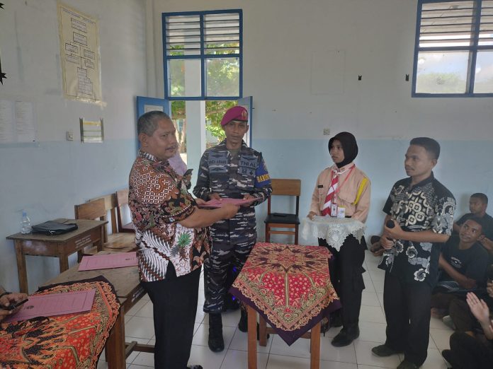 FOTO: Prajurit Petarung Yonmarhanlan Vl yang bertugas di Pos TNI AL (Posal) Selayar Koptu Marinir Andi Armin memberikan pembekalan kedisiplinan kepada taruna dan taruni SMK Negeri 3 yang dilaksanakan di lapangan sekolah SMK Negeri 3 Kepulauan Selayar, Jum'at (04/08/2023).