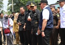 Tinjau Gerakan Tanam Padi El Nino di Sumsel, Mentan SYL Pastikan Kondisi Beras Nasional Aman FOTO: Menteri Pertanian Syahrul Yasin Limpo saat meninjau tanam padi perdana Gerakan Nasional El Nino di Desa Pelabuhan Dalam, Kecamatan Pemulutan, Kabupaten Ogan Ilir, Sumsel, Senin, 7 Agustus 2023.