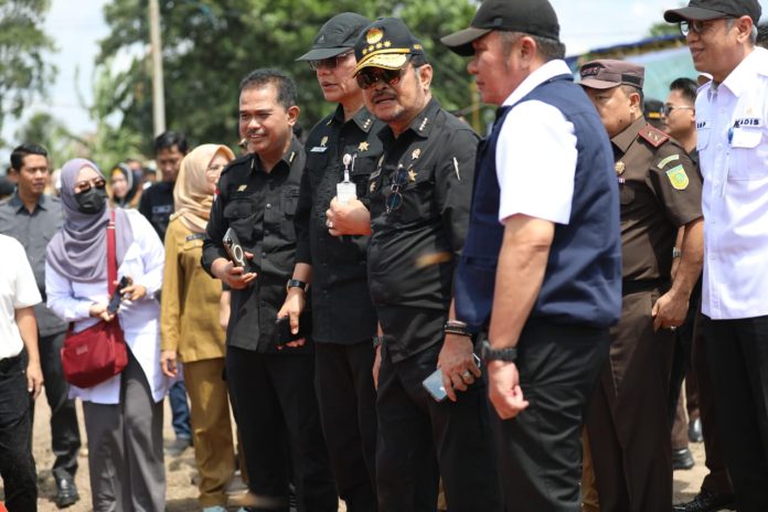 FOTO: Menteri Pertanian Syahrul Yasin Limpo saat meninjau tanam padi perdana Gerakan Nasional El Nino di Desa Pelabuhan Dalam, Kecamatan Pemulutan, Kabupaten Ogan Ilir, Sumsel, Senin, 7 Agustus 2023.