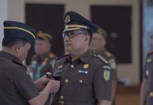 Lantik Asintel, Kajati Sulsel Ingatkan Jajarannya Soal Larangan Hidup Hedonis Hingga Perbuatan Tercela FOTO: Kepala Kejaksaan Tinggi Sulawesi Selatan Leonard Eben Ezer Simanjuntak melantik dan mengambil Sumpah Jabatan kepada Ardiansyah, S.H, M.H. sebagai Asisten Intelijen, berlangsung di Baruga Adhyaksa Kantor Kejati Sulsel,Senin (07/08/2023).