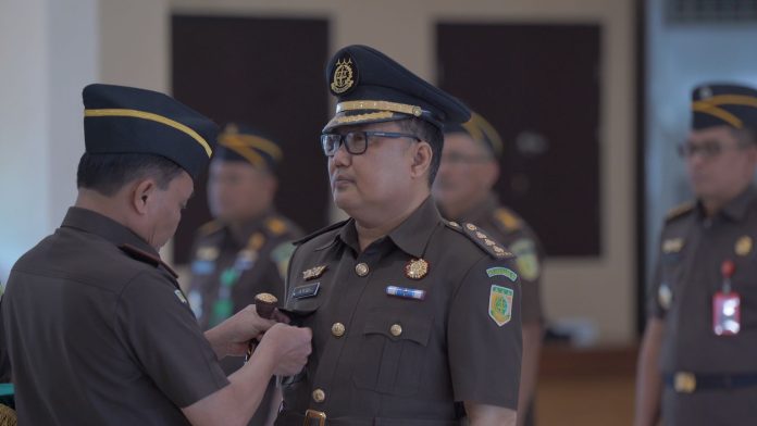 FOTO: Kepala Kejaksaan Tinggi Sulawesi Selatan Leonard Eben Ezer Simanjuntak melantik dan mengambil Sumpah Jabatan kepada Ardiansyah, S.H, M.H. sebagai Asisten Intelijen, berlangsung di Baruga Adhyaksa Kantor Kejati Sulsel,Senin (07/08/2023).