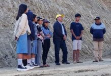 Tepati Janjinya ke Warga, Ketua DPRD Tana Toraja Pastikan Perbaikan Akses Jalan Vital Lembang Sasak FOTO: Ketua DPRD Tana Toraja, Welem Sambolangi, ke lokasi untuk melihat langsung penyelesaian pembersihan material longsor yang sudah dua bulan menutupi jalan poros Lembang Sasak, Kecamatan Bittuang, Kamis (03/8/2023).