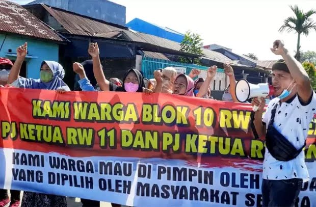 FOTO: Warga menggelar demonstrasi di kompleks Perumnas Antang Blok 10, Kecamatan Manggala, Makassar. Mereka protes penunjukan Pj RT/RW. Foto: Sindonews/Maman Sukirman.