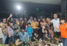 Caleg Partai Golkar Donald Napang, dapat Dukungan dari Pendeta dan Keluarga Kawanua di Makassar FOTO: Donald Napang bersama Pendeta Tini Kairupan dan Tonny Kairupan, Ketua Kerukunan Torang Samua Basudara di kota Makassar. Senin (7/8/2023)