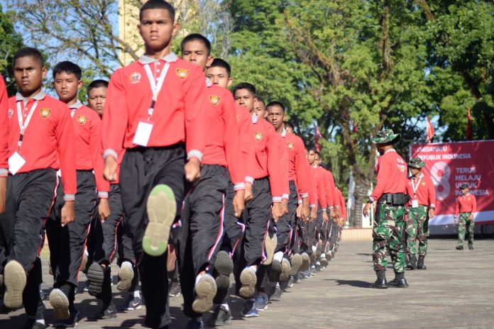 FOTO: Prajurit petarung Batalyon Marinir Pertahanan Pangkalan (Yonmarhanlan) VI Makassar saat melatih Pasukan Pengibar Bendera Pusaka (Paskibraka) tingkat Provinsi di lapangan rumah jabatan Gubernur Sulawesi Selatan, Selasa (07/08/2023).