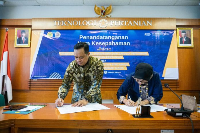 FOTO: Kementerian Pertanian (Kementan) menggandeng Universitas Gadjah Mada (UGM) Penandatanganan Nota Kesepahaman tentang Pengujian Alat dan Mesin Pertanian dalam rangka Mendukung Sertifikasi Produk