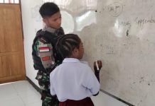 Satgas Yonif 122/TS Gugah Semangat Belajar Anak-anak SD Negeri Mosso di Perbatasan Papua FOTO: Satuan Tugas Pengamanan Perbatasan Statis RI-PNG Yonif 122/Tombak Sakti Pos Mosso memberikan Tenaga Didik (Gadik) kepada siswa-siswi Sekolah Dasar Negeri (SDN) Mosso, bertempat,di Kampung mosso kec. Muara tami kota Jayapura, Senin (08/08/2023).