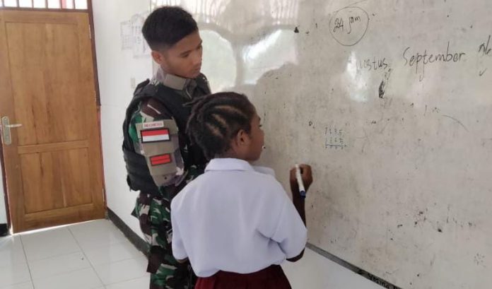 FOTO: Satuan Tugas Pengamanan Perbatasan Statis RI-PNG Yonif 122/Tombak Sakti Pos Mosso memberikan Tenaga Didik (Gadik) kepada siswa-siswi Sekolah Dasar Negeri (SDN) Mosso, bertempat,di Kampung mosso kec. Muara tami kota Jayapura, Senin (08/08/2023).