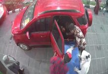 Pegawai RS Wahidin Tewas Ditabrak Mobil Ford Merah, Insiden ini Diduga Libatkan Ketua PAN Soppeng FOTO: Mobil merah merk Ford diduga dikendarai Muh. Tawing saat membawa korban Irwan Atmaja ke rumah sakit Pelamonia usai terjadi kecelakaan.