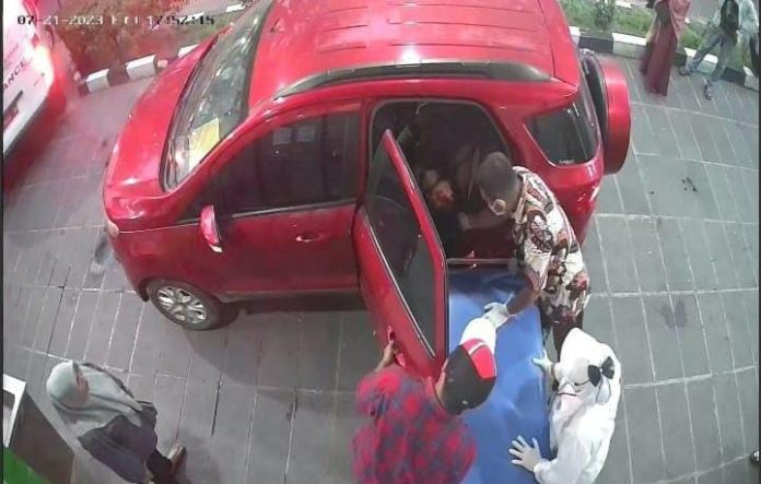 FOTO: Mobil merah merk Ford diduga dikendarai Muh. Tawing saat membawa korban Irwan Atmaja ke rumah sakit Pelamonia usai terjadi kecelakaan.