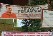 Dibawah Baliho Anggota DPR RI Fraksi PDIP, Warga Manggala Ancam Tutup TPA Tamangapa FOTO: Baliho bertuliskan rencana penutupan TPA Tamangapa, Kecamatan Manggala. Rabu (8/9/2023) (ist)