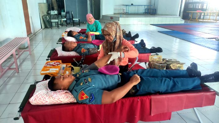 FOTO: Prajurit Yonmarhanlan VI Makassar mengikuti kegiatan sosial Donor Darah bertempat di Aula SMAN 6 Makassar. Rabu, (09/08/2023)