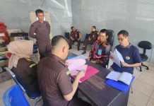 Babak Baru Kasus Korupsi PDAM Makassar, Usai Asuransi Kini Tantiem dan Jaspro FOTO: Tim Jaksa Penuntut Umum (JPU) Kejati Sulsel dan Kejaksaan Negeri Makassar menerima berkas perkara Tugas tersangka kasus PDAM Makassar yang berlangsung di Lapas Klas IA Makassar, Gunung Sari, Kecamatan Rappocini, Makassar, Kamis (10/8/2023) sekitar pukul 12.15 WITA.