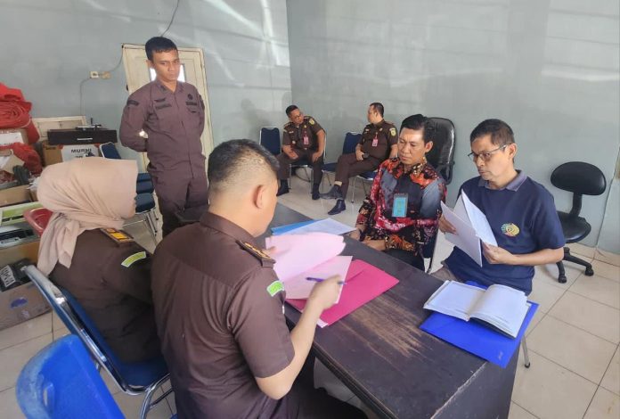 FOTO: Tim Jaksa Penuntut Umum (JPU) Kejati Sulsel dan Kejaksaan Negeri Makassar menerima berkas perkara Tugas tersangka kasus PDAM Makassar yang berlangsung di Lapas Klas IA Makassar, Gunung Sari, Kecamatan Rappocini, Makassar, Kamis (10/8/2023) sekitar pukul 12.15 WITA.