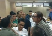 RDP PSEL Ricuh, Masyarakat Tamalanrea dan Manggala Protes, Warga Sebut Pemkot Makassar Pro ke SIH-SUS-GPI Consortium Foto tangkap layar saat warga Tamalanrea dan Tamangapa ricuh saat RDP, Nampak Kadis DLH Makassar menenangkan salah satu warga di hadapan meja pimpinan Komisi C DPRD Makassar.