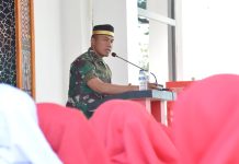 Tingkatkan Keimanan Kepada Tuhan, Prajurit Yonmarhanlan Vl Gelar Doa Bersama FOTO: Mayor Marinir Yusman Efendi, M.Tr.Opsla saat memberi arahannya dalam pengajian dan Doa bersama di Balai Prajurit KKO Soepardi Mako Yonmarhanlan VI Makassar, JL. Yos Soedarso No.308 Kota Makassar. Jum'at (11/08/2023)