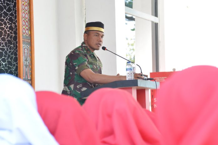 IMG-20230811-WA0205 FOTO: Mayor Marinir Yusman Efendi, M.Tr.Opsla saat memberi arahannya dalam pengajian dan Doa bersama di Balai Prajurit KKO Soepardi Mako Yonmarhanlan VI Makassar, JL. Yos Soedarso No.308 Kota Makassar. Jum'at (11/08/2023)