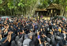 Ratusan Warga Bulukumba Sambut Mendagri di Ammatoa Kajang FOTO: Menteri Dalam Negeri (Mendagri) RI, Muhammad Tito Karnavian mengunjungi pemangku adat Ammatoa Kajang di Desa Tanah Towa, Kecamatan Kajang, Kabupaten Bulukumba, Sulsel, Jumat, 11 Agustus 2023.