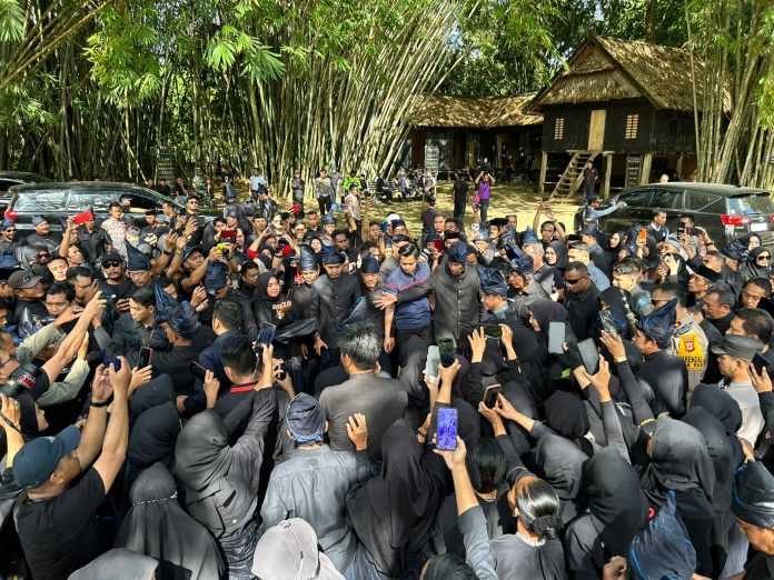 IMG-20230811-WA0350 FOTO: Menteri Dalam Negeri (Mendagri) RI, Muhammad Tito Karnavian mengunjungi pemangku adat Ammatoa Kajang di Desa Tanah Towa, Kecamatan Kajang, Kabupaten Bulukumba, Sulsel, Jumat, 11 Agustus 2023.
