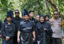 Kunjungi Kajang Bulukumba, Mendagri Diberi Gelar Puto Tito Daeng Manai FOTO: Menteri Dalam Negeri (Mendagri) RI, Muhammad Tito Karnavian mengunjungi pemangku adat Ammatoa Kajang di Desa Tanah Towa, Kecamatan Kajang, Kabupaten Bulukumba, Sulsel, Jumat, 11 Agustus 2023.