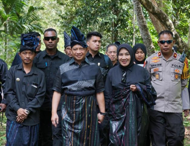IMG-20230811-WA0351 FOTO: Menteri Dalam Negeri (Mendagri) RI, Muhammad Tito Karnavian mengunjungi pemangku adat Ammatoa Kajang di Desa Tanah Towa, Kecamatan Kajang, Kabupaten Bulukumba, Sulsel, Jumat, 11 Agustus 2023.