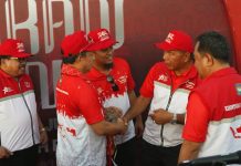 Tito Ungkap Alasan Pilih Bulukumba Jadi Lokasi Puncak Pembagian 10 Juta Bendera FOTO: Menteri Dalam Negeri (Mendagri) RI, Prof. H. Muhammad Tito Karnavian, Gubernur Sulsel Andi Sudirman Sulaiman dan Bupati Bulukumba Muchtar Ali Yusuf usai kegiatan Gerakan Nasional Pembagian 10 juta Bendera Merah Putih di lapangan hitam pantai Bira Bulukumba, Jumat, 11 Agustus 2023.